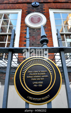 Londra, Inghilterra, Regno Unito. BBC History Project la placca al di fuori del Dottor Samuel Johnson's house a 17 Gough Square in memoria del suo amico ed erede, ex schiavo Fr Foto Stock