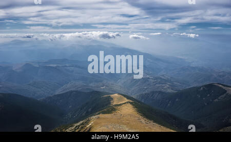 Un approccio concettuale di un paesaggio di montagne Parang, Romania Foto Stock