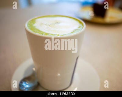 Hot macha tè verde latte su una tazza bianca Foto Stock