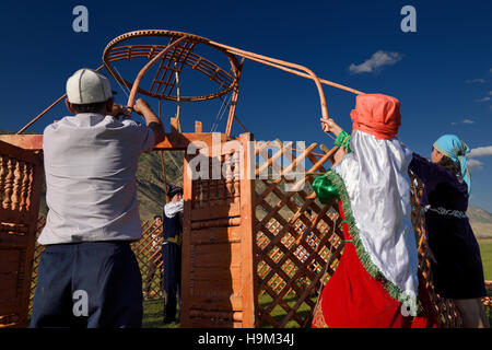 Soggiornare paesani mettendo un Yurt in Chilik river valley Kazakistan Foto Stock