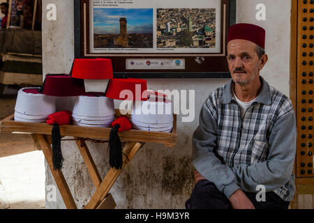 Un locale di vendita uomo "Fez' cappelli nella Medina di Fez el Bali, Fez, in Marocco Foto Stock