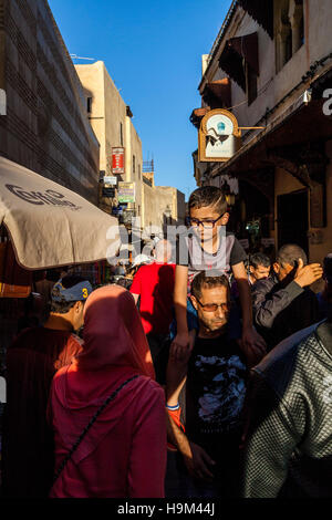 La popolazione locale nella Medina di Fez el Bali, Fez, in Marocco Foto Stock