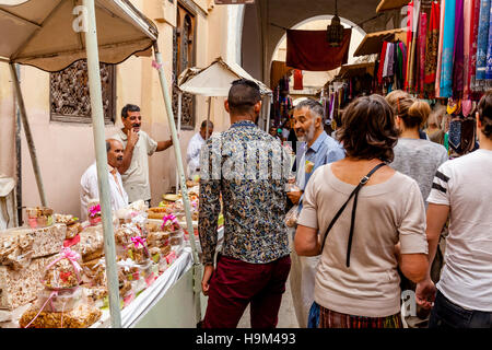 Confetti, caramelle e torrone per la vendita nella Medina di Fez, Marocco Foto Stock