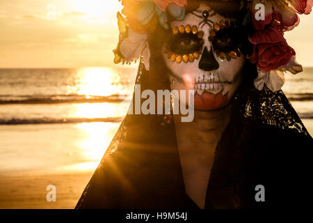 Messico, Riviera Nayarit, scheletro femminile figura che simboleggia la celebrazione della morte di Dia de los Muertos Foto Stock