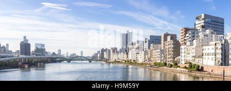 Lo skyline di Tokyo lungo il fiume Sumida Giappone Panorama Foto Stock