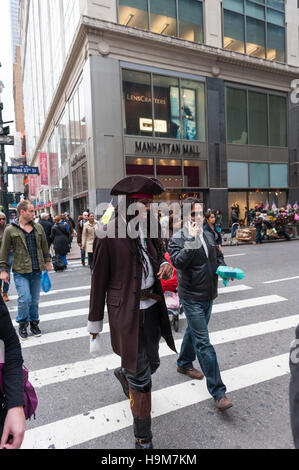 Un afro-americano di uomo adulto con un Jack Sparrow costume attraversando la corsia pedonale nella città di New York Foto Stock