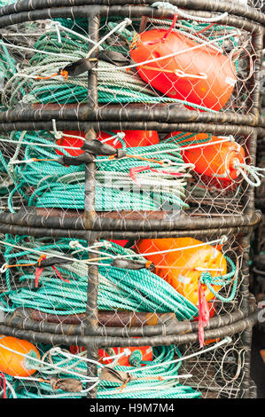 Diverse trappole di granchio riempite a terra in attesa del prossimo viaggio di pesca, Pillar Point Harbour, marina, Half Moon Bay, San Mateo County, California, USA Foto Stock