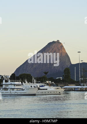 Il Brasile, la città di Rio de Janeiro, Gloria, vista della Marina da Gloria e Sugarloaf Mountain. Foto Stock