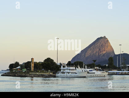 Il Brasile, la città di Rio de Janeiro, Gloria, vista della Marina da Gloria e Sugarloaf Mountain. Foto Stock