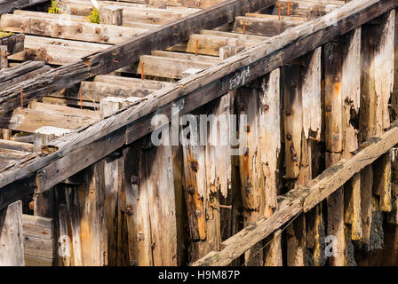 Una chiusura di un decadimento molo in legno sfondo Foto Stock