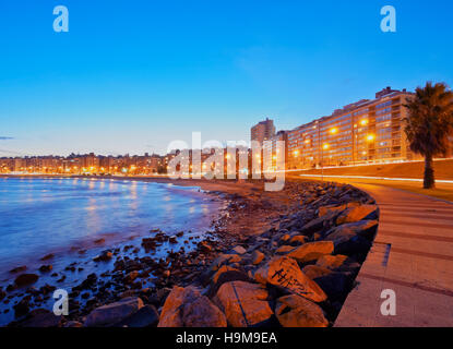 Uruguay, Montevideo, crepuscolo vista della costa Pocitos sul River Plate. Foto Stock