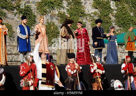 Presentazione degli attori prima medieval rievocazione a Bracciano, Italia Foto Stock