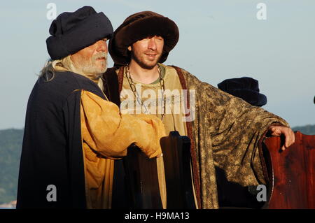 Due attori in epoca medievale rievocazione a Bracciano, Italia Foto Stock