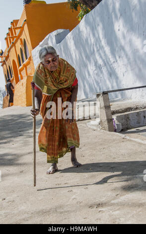 Anziani indiano donna cieca a piedi con l aiuto di una canna vicino a Puttaparthi, India Foto Stock