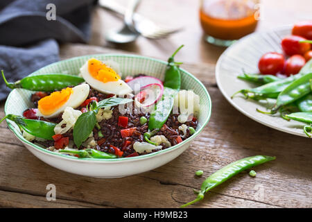 Riso tailandese berry con uova sode e neve insalata di piselli Foto Stock