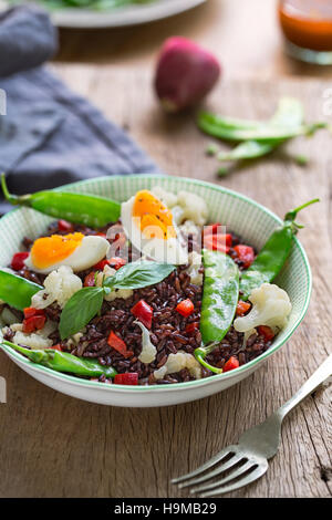 Riso tailandese berry con uova sode e neve insalata di piselli Foto Stock