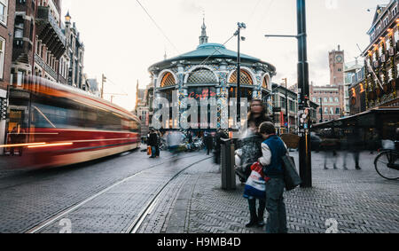 Il tram nel centro di Hague, Paesi Bassi. La rete tranviaria è parte del sistema di trasporto pubblico aperto nel 1864. Foto Stock