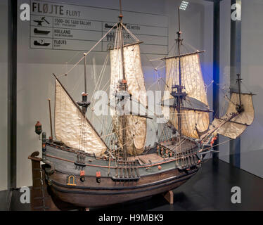 Modello di Fluyt olandesi del XVI secolo veliero progettato per a buon mercato ed efficiente consegna transoceanico. Museo marittimo a Elsinore / Helsingør, Danimarca. Foto Stock