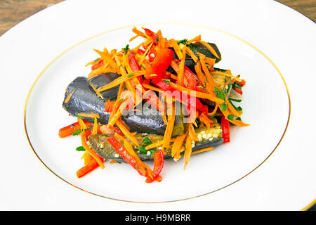 La dieta e il cibo sano: insalata di melanzane, carote Foto Stock
