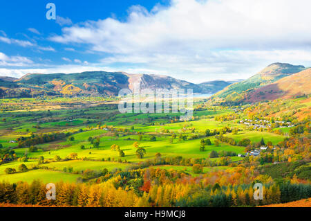 Vista da Latrigg over the Borrowdale Valley verso il lago di Bassenthwaite in autunno, Lake District, Cumbria, England, Regno Unito Foto Stock