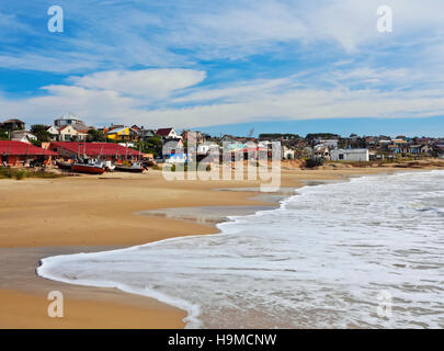 Uruguay, Rocha Dipartimento, Punta del Diablo, vista della spiaggia dei pescatori Los Botes. Foto Stock