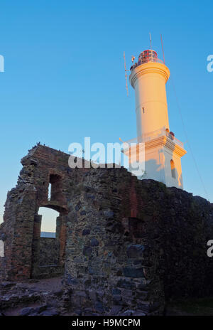 Uruguay, Dipartimento di Colonia e Colonia del Sacramento, vista del faro e le rovine del Convento di San Francisco. Foto Stock