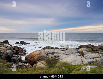 Uruguay, Rocha Dipartimento, Punta del Diablo, costa rocciosa a nord del villaggio. Foto Stock