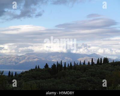 Vista della campagna greca e montagne albanesi dal villaggio di xantati, Corfù, Grecia Foto Stock