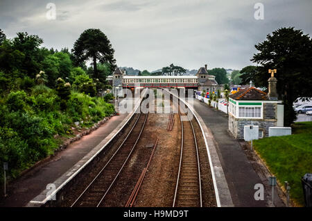 Immagine della la stazione ferroviaria di Torquay. Interessante dal punto di vista del ponte stradale che si affaccia sulla vie di entrata e di uscita dei Torq Foto Stock