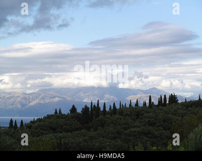 Vista della campagna greca e montagne albanesi dal villaggio di xantati, Corfù, Grecia Foto Stock