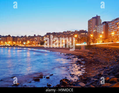 Uruguay, Montevideo, crepuscolo vista della costa Pocitos sul River Plate. Foto Stock