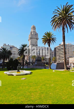 Uruguay, Montevideo, vista del Palazzo Salvo sulla Piazza Indipendenza. Foto Stock