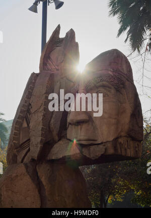 Cile Santiago Plaza de Armas vista del monumento ai villaggi indiani(Monumento al Pueblo Indigena) da Enrique Villalobos. Foto Stock