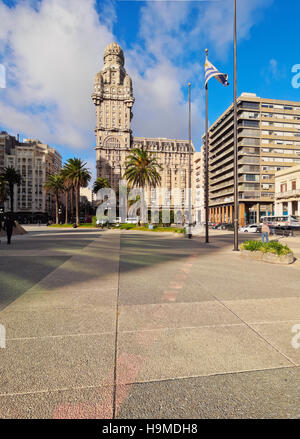 Uruguay, Montevideo, vista del Palazzo Salvo sulla Piazza Indipendenza. Foto Stock