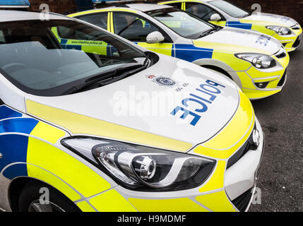 Vista esterna di automobili parcheggiate in corrispondenza di una stazione di polizia nel Cheshire, UK. Servita dal Cheshire constabulary Foto Stock