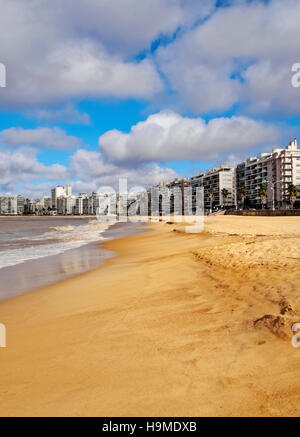 Uruguay, Montevideo, la vista della spiaggia di Pocitos sul River Plate. Foto Stock