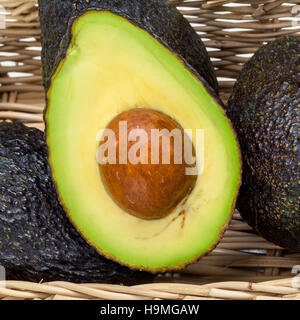 Dimezzato avocado con core - in macro shot. Foto Stock