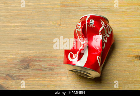 TALLINN, HARJUMAA ESTONIA - 6 Novembre 2016: frantumato Coca-Cola classica può su una scrivania. Foto Stock