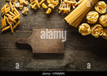 Pasta raccolta su rustico sfondo di legno Foto Stock