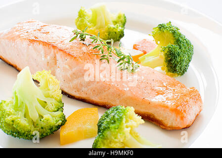 Salmone alla griglia bistecca con verdure close up Foto Stock