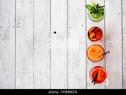 Cocktail colorati vicino la vista dall'alto. Negroni, Spritz Aperol, Martini royale Foto Stock