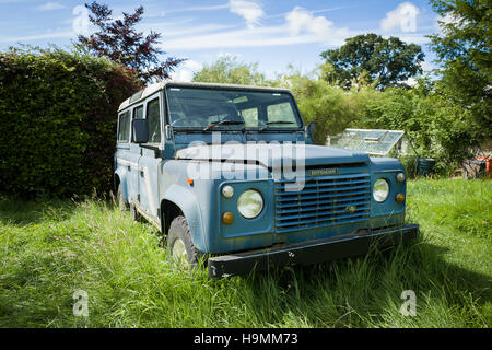 Un vecchio Land Rover Defender veicolo in attesa di restauro Foto Stock