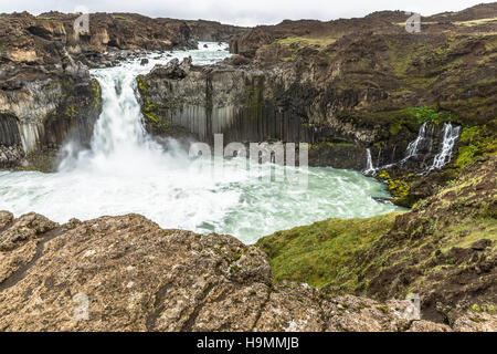 Aldeyjarfoss, Islanda, fiume Skjalfandafljot, altezza 20 metri, natura, paesaggio, rocce, valley, monti di origine vulcanica, cascata Foto Stock