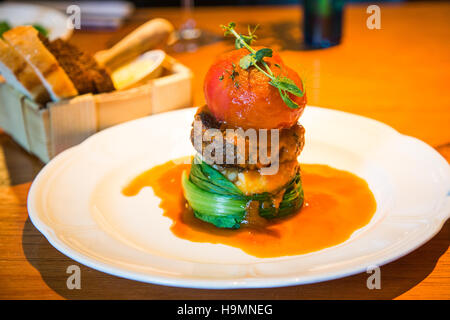 Agnello patty a Sfaar, un ristorante alla moda nel quartiere Rotermann, Tallinn, Estonia Foto Stock