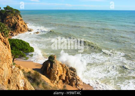 Tempesta di mare sul Mar Mediterraneo. Calella. Provincia di Barcellona. Spagna Foto Stock