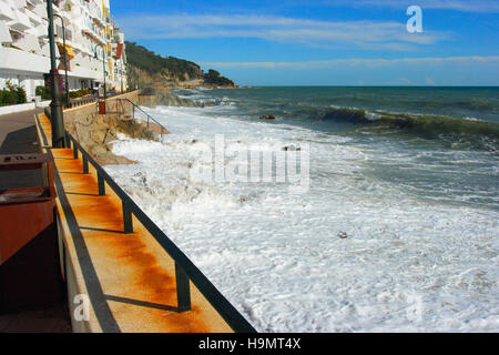 Tempesta di mare sul Mar Mediterraneo. Sant Pol de Mar Provincia di Barcellona. Spagna Foto Stock