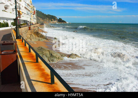 Tempesta di mare sul Mar Mediterraneo. Sant Pol de Mar Provincia di Barcellona. Spagna Foto Stock