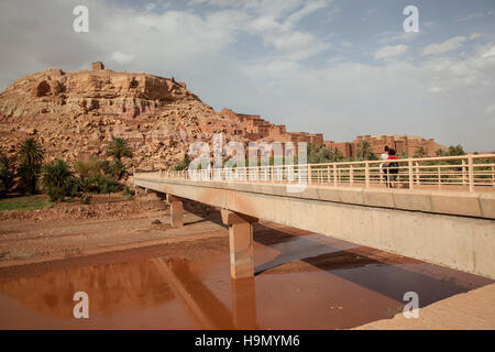 Ponte sul fiume ounila a Ksar di ait-ben-haddou fortezza nella provincia di Ouarzazate. Foto Stock