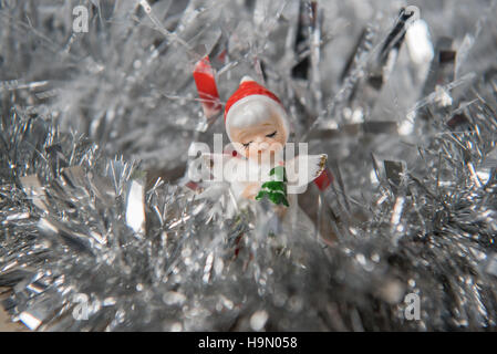 Christmas Angel in una foresta di argento tinsel Foto Stock