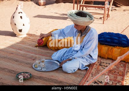 Berber l uomo che serve il tè nel deserto del Sahara. Foto Stock